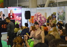 For the occassion, also quite a lot of models were hired to show off all sorts of floral creations.