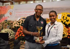 Nicholas Kadiri and Jennifer Mburu of Sian roses presenting their golden award in the category best spray roses.