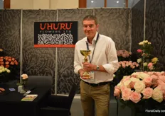 Ivan Freeman of Uhuru Flowers presenting the golden award he received in the category standard roses.