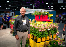 Karl Batschke of Darwin Perennials presenting the new digitalis Artic Fox Rose. According to Karl, the fact that it is more winter hardy than the traditional hybrid types. “Most are hardy till zone 7-8 and this till zone 5.” On top of that, it is very easy to flower and pushes a lot of flowers, he says.