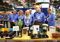 Team of Pöppelmann presenting their new products, including Pöppelmann blue. The plastics used for their plant pots in the “Recycling Blue” color come directly out of the recycling bin and return there as well. This allows for a closed raw material cycle.