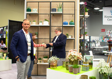 Alexander Hoogenwerkf with Dymak. Most of this Danish company is focussed on adding value to plants with decorative pots. Most of their products are customn made “We cooperate with Christine Boland to create new trends.” Together with the growers and/or retailers they create the pots. Sustainability is a popular develoment in Europe, but now, they also see it coming in the USA. Also Dymak taps into this develompent by, for example, developing bamboo pots or pots made out of old tires.