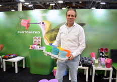 Kees van Beek of Modiform holding a tray, named the Cool Gray Tray, made out of recycled plastic from the inside of fridges. It is a new and innovative way to reuse the plastic and it does need any additives to produce. On top of that, it is detectable in order to recycle it again. Several growers in Europe will start using it. Nex “And as you see, the light gray color matches well with bright colors of a pot.” Next year, this Dutch pot and container manufacturer will celebrate its 40th anniversary.