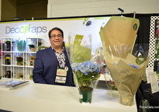 Michael Shilling with Decowraps presenting three of their more sustainable packaging solutions. From their Colombian factory, they are already manufacturing one of these packaging products for a chain in the US. The films presented are – sugar cane based, corn based and one made out of paper that is sourced from mils who replant trees back, against deforestation.