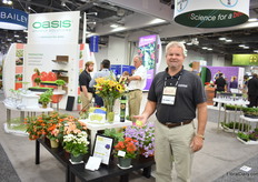 Eric Egberts with Oasis Grower Solutions presenting the Sachets with plant fertilizer 10-15-30 formulation.