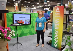 Katie Krusinski of A-Roo Packaging presenting the new Web Shoppe. At this web shop, they mainly focus on craft paper sleeves and potted plant packaging.