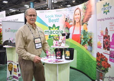 Mike Howden of Macor presenting the hanging pot lock. They introduced it about 2 years ago and they now see it becoming more and more a norm. Beneficial of this type of tagging is that the tag does not fall out of the pot and ends up in another pot at retail.