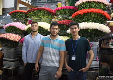 Three Russian vendors selling Ecuadorian roses.