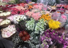 A selection of flowers, like 50 cm roses of Kenyan growers Red Lands Roses, MZurrie and Sian Roses (in the back).
