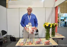 David Coake of SuperFloral, Florist’s Review and Canadian Florist presenting their magazines.