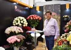 Alvaro Espinoas of Natalia. Besides their main product roses, they also grow Eurachium and Ranoncules.