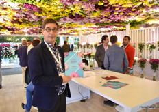 Henk Jacobs of Dekker Chrysanten, a Dutch chrysanthemum breeder. According to Jacobs, the growers are always looking for something news. “And our strength lies in our broad assortment.” Besides the Netherlands,  Colombia is one of their most important markets.