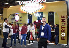 Aviram Krell of Plantador in front of their Forune booth. After extensive trials and preparations, they are ready to supply the growers with this new red variety which has a vase life of 22 days. So far, the feedback is very positive, Krell tells us.