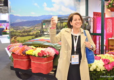 Good old friend Lourdes Reyes for the first time in 20 year visiting the show, instead of exhibiting at the show (At the BallSB booth) – “once a flower always a flower lover”