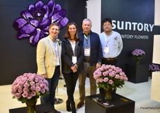 The team of Suntory. In week 43, their dark carnation variety Moonvista will receive authorization in Europe or sales and marketing.