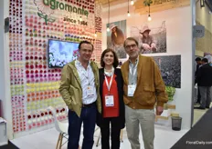 Daniel Maldonad, Adriana Michelsen and Jorge Umana (founder) o Agromonte. They grow carnations, spray carnations and brassicas and will start using solar energy soon. By the end of the year, 30% of their energy will be of solar. According to Maldanado, they are probably one of the first growers in Colombia that starts using solar energy.