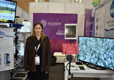 Vanessa Cheever of Tecnodor presenting their telemetreologico system. This system connects all the variables from the environment and soil and sends it via internet to the cloud. In this way, the grower can monitor and set alerts on his phone so that he can take action right away. The system works both on a solar panel and on electricity.