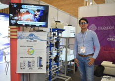 Edison Salazar of Grupo HOH presenting their Osmosis system.