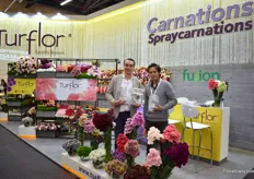 Diego Valendia and Andres Hernandez of Turflor proudly presenting the three awards (1st 2nd and 3rd prize) in the carnation category – grower.