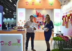 Andres Olier and Carolina Merchan of Don Eusebjo presenting their tinted carnations collection.