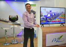 Marc Molitor of Mecaflor presenting their hand tied bouquet making machine.