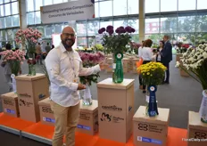 Guillermo Mahecha of Dekker Chrysanten proudly promiting their awarded variety.