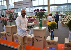 Guillermo Mahecha of Dekker Chrysanten proudly promiting their awarded variety.