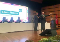 Asocoflores celebrates 45 years. This fact was commemorated by president Duque, here congraturlating the president of the Colombian growers & exporters assoociation, Augusto Solano (at the opening ceremony)