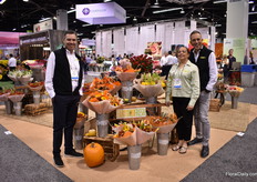 The team of Farm Fresh presenting their Fall concept bouquets. Besides this concept, they were also showing their Consumer Bunches programme, Thanks giving concepts Valentine's Day and Christmas concepts. All bouquets are made by designer Mark Frank (on the right) Roses are their main product, but over the years they increased their assortment with other products, like lilies.