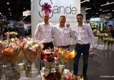 The team of Sande Flowers presenting their Exclusive line. They are one of the largest calla growers in Ecuador and produces all flowers in their bouquets at their farm. They are always looking for new flowers to add to their assortment, but they need to meet some requirements; it not only needs to fit a bouquet - it needs to have a length of 50 cm - but also needs to be suitable for the wholesale market.