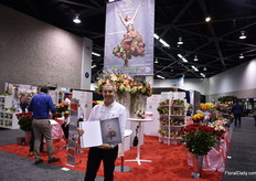 Royal Flowers is using the ballerina with the flower dress in their marketing campaigns for several years and now, the ballerina is also in the book "The style of Movement" which features all famous ballerinas. In the picture Tom Biondo holding the book.