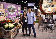 The other collection presented at the booth of The Elite Bouquet is "Get Inked". They did some research and discovered that 48 percent of the US Millennials have a tattoo or are interested in getting one. "We thought, it might be cool to have a collection that promotes the art behind it." The focus flower in this collection is the rose. On the picture Tatiana Behr and Mauricio Ruiz.