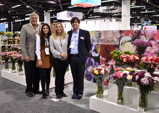 The team of Global Bouquet, worlds largest growers of raffine. Together with breeder HolverdaKooij, they test and grow new varieties. One variety that they are currently testing is the Barbathus.