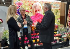 Canadian grower Rosa Flora talking to famous IFD Executive Director Jeff Lanman.