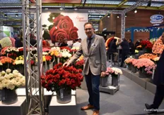 Klaus Wolf of Rosen Tantau presenting Game On, the variety they've put in the spotlight at the show. It is a new ed variety and Wolf expects it to become the next big red variety next to freedom. "It is a little different in color and a little smaller, but has a higher production." It is a variety destined for the South American growers, the variety Wolf is standing next to, for example, is grown in Ecuador.