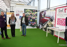 Isabelle Andre, responsible for Marketing & Dévelopement, showing the Marketing Tools options they offer. They offer this service for about 10 years now and as the assortment of cyclamen series increased, so did the assortment of label. They have labels in all kind of sizes, but it is also possible to give it an own identity. The same counts for banners.