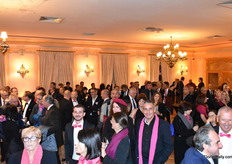 A clearly visible dress code, dark with a fuchsia touch. 