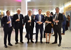 The team of Hasfarm Holding - one of the nominees in the category Young Plants - and the team of Dutch Flower Group - one of the Sponsers of the event.
