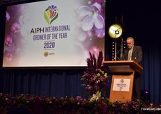Bernard Oosterom, President of AIPH opens the evening and welcomes everyone. This year, 20 countries were represented, 5 more than last year. The countries present were: China, Denmark, Ecuador, France, Germany, Belgium, Hong Kong, Hungary, Indonesia, Israel, Italy, Japan, Kenya, Netherlands, Poland, South Africa, Turkey, United Kingdom, USA, and Vietnam. He reflects on 2019 and addresses the sustainability issue that the industry is dealing with. He also informs the guests about the events AIPH organized last year reflecting the important topics in the industry.
