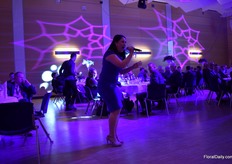 Surprise! Next to presenting, MC Holly can sing very well too.