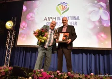 In the category Cut Flowers / Bulbs, the bronze award went to Oserian Development Company. In the picture, Oserian's Richard van Tol with Ron van der Ploeg, who handed out the awards in this category.