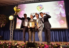 The golden award in the category Young Plants went to Anthura. (Tim Edwards, NFU Horticulture and Potatoes Board member handed out the award)