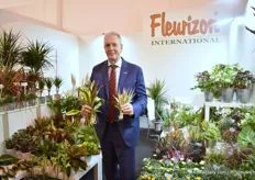 Frank de Greef of Fleurizon presenting Indoor Plant Combos. This is a new line of indoor plant combinations. "It has multiple plants per pot so these root very quickly for quick and easy turn-around."