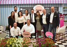 The team of Danziger with Mr. Plant Geek. At the booth of Danziger, Scoop is the highlight. Besides the scabiosa Scoop, danziger now also named a petunia series Scoop. At the AIPH Grower of The Year Award, Danziger Guatemala won the bronze award in the category Young Plants.