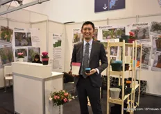 Kazuta Aoyama of Kaneya presenting the new decorative pot which is available in any color. The grower can put the plant directly in this pot and there is also space for a wick, to water the plant.