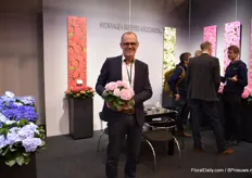 Jaap Stelder of HBA holding one of the popular varieties; a variety that is re-blooming. According to Stelder, there is a large demand for hydrangeas with these characteristics.
