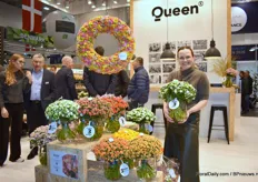 Louise Jepsen of Queen presenting the Kalanchoe cut flowers that have a vaselife of 3 weeks. A nice note, the flower donut hanging contains 250 kalanchoe stems and took 7 labor hours to create it.