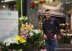 Levi Evers of Bredefleur at the booth of G Fresh, according to Evers the only platform that displays the harvest date of the flowers. He is standing next to one of their new white varieties, namely Genzano. "It has a purely white flower."