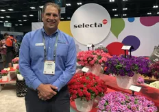 Leland Toering from Selecta One stands near a show-stopper – new Beats™ Verbena is compact and spreading with no pinch, no PGR in production. It is also tolerant to heat and cycling.
