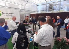 Ton Koers talking to a group of visitors. 